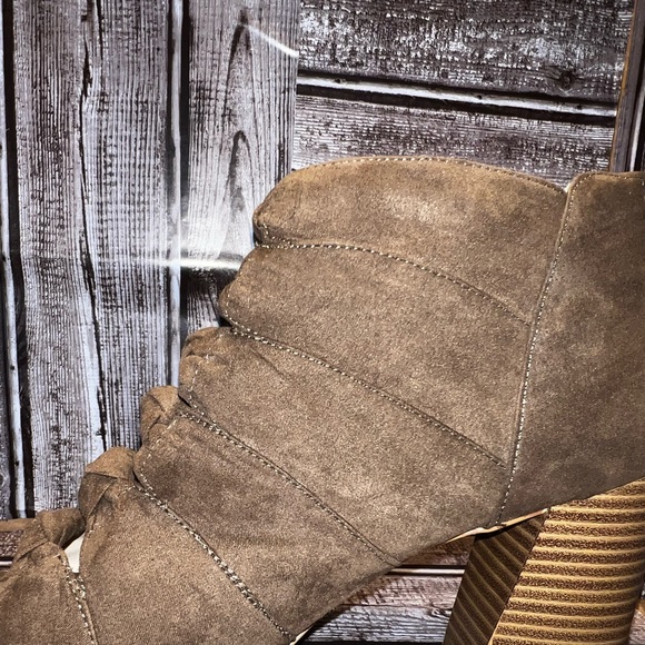 Metaphor woman’s Chelsea ankle  boots - Picture 11 of 16